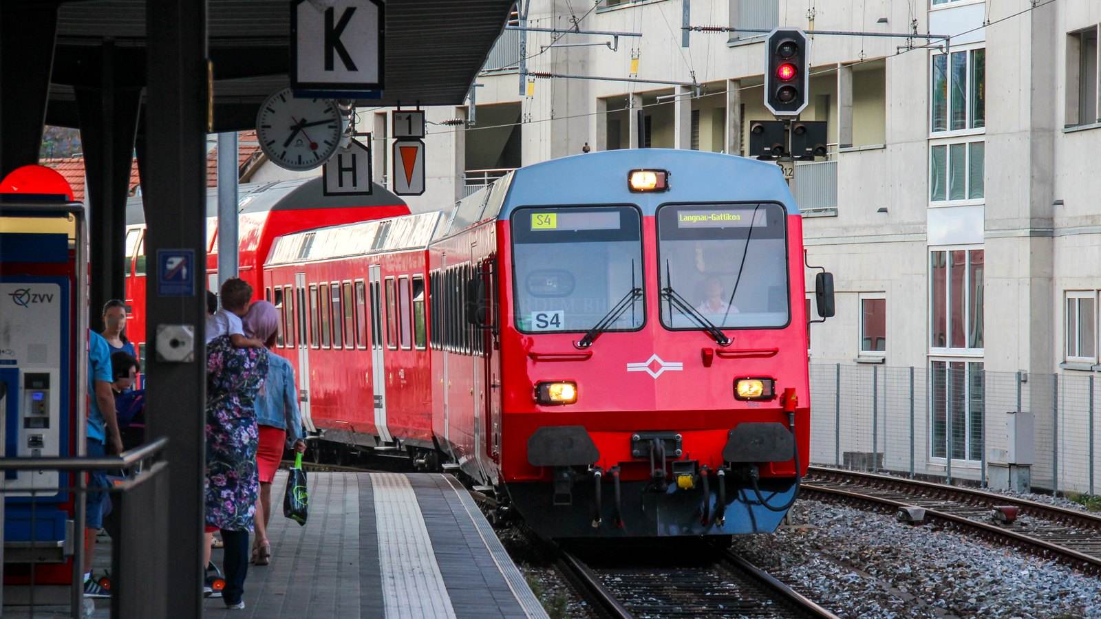 Zug der Sihltalbahn S4 der SZU am Bahnhof Adliswil
