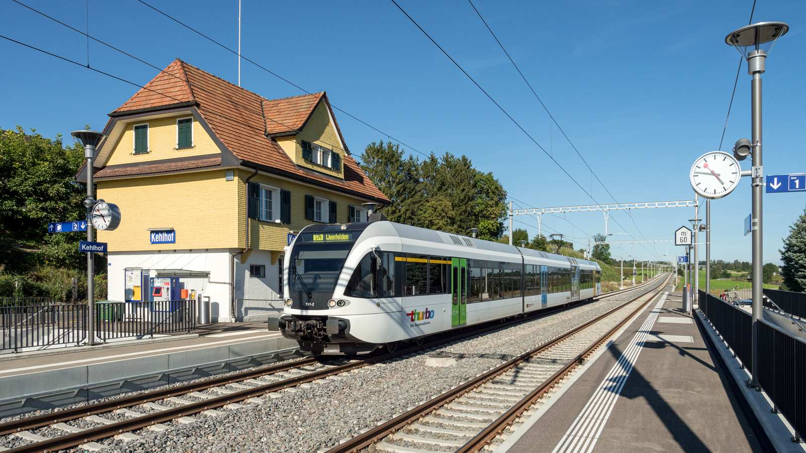 THURBO-Zug der S14 am Bahnhof Kehlhof mit dem gelben Stationsgebäude